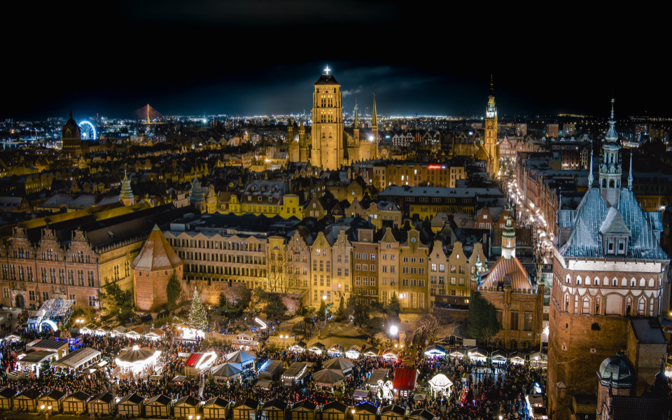 Blick auf den Danziger Weihnachtsmarkt am Abend mit Beleuchtung