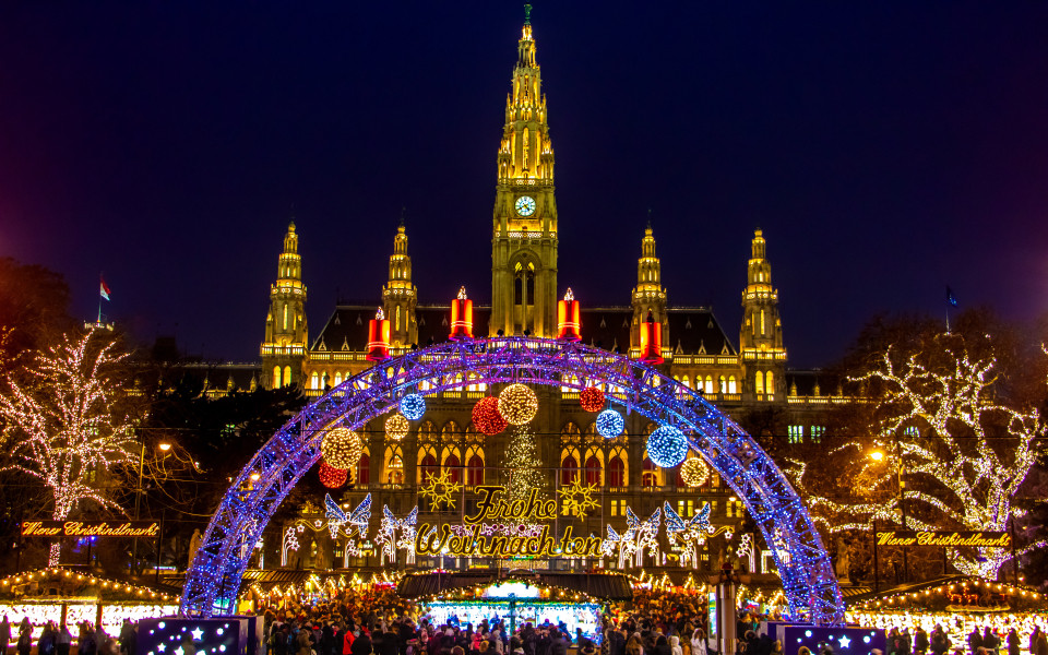 Das leuchtende Tor vor dem Weihnachtsmarkt am Rathaus im n&auml;chtlichen Wien, &Ouml;sterreich.