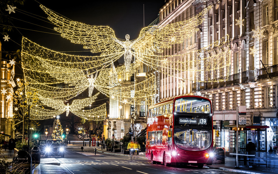 Der weihnachtliche Blick auf den Piccadilly Circus und seine Umgebung in London