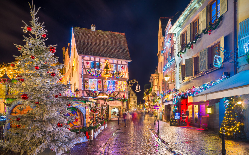 Weihnachtsmarkt in der Altstadt von Colmar, Elsass, Frankreich
