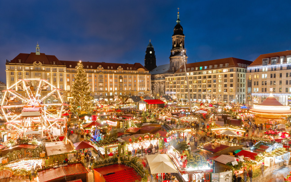 Weihnachtsmarkt in Dresden mit beleuchteten Gesch&auml;ften und St&auml;nden