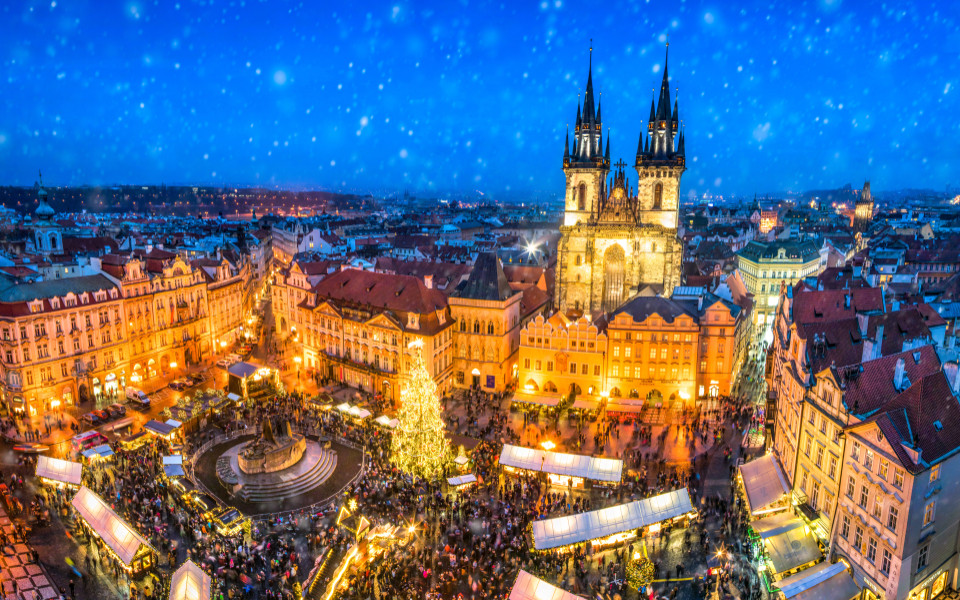 Weihnachtsmarkt auf dem Marktplatz in Prag, Tschechische Republik 