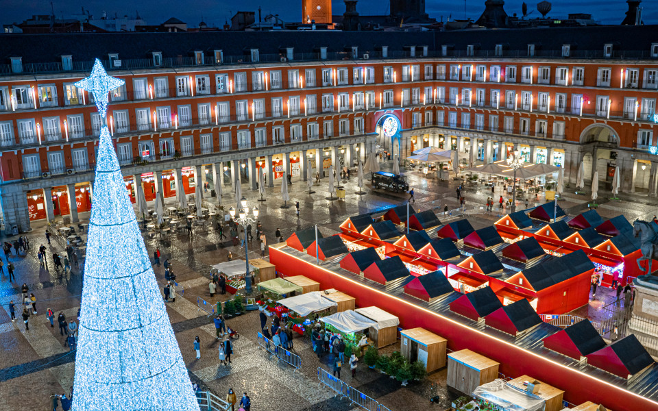 St&auml;nde des Weihnachtsmarkts auf der Plaza Mayor in Madrid mit Weihnachtsbeleuchtung